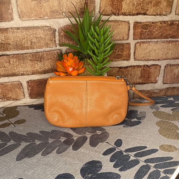 Coach Orange legacy turnlock Wristlet nwot - Picture 2 of 5